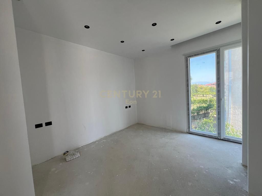 Shitet Vilë në Periferi ,Shijak !