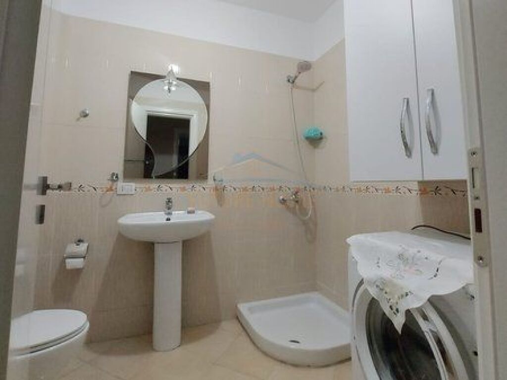 Shitet, Apartament 2+1+2, Rruga 5 Maji, Tirane.