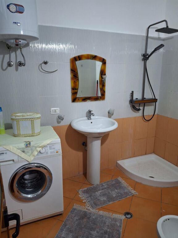 Jepet apartament me qera 1+1