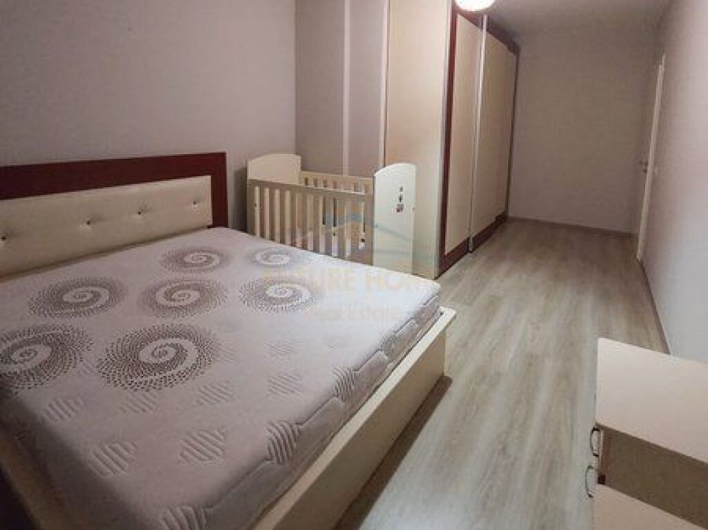 Shitet, Apartament 2+1+2, Rruga 5 Maji, Tirane.