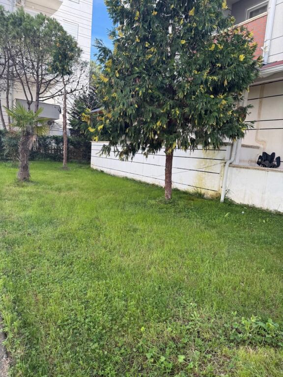 Apartament 2+1 me oborr – 95m² + 10m² verandë + 70m² oborr në Qerret