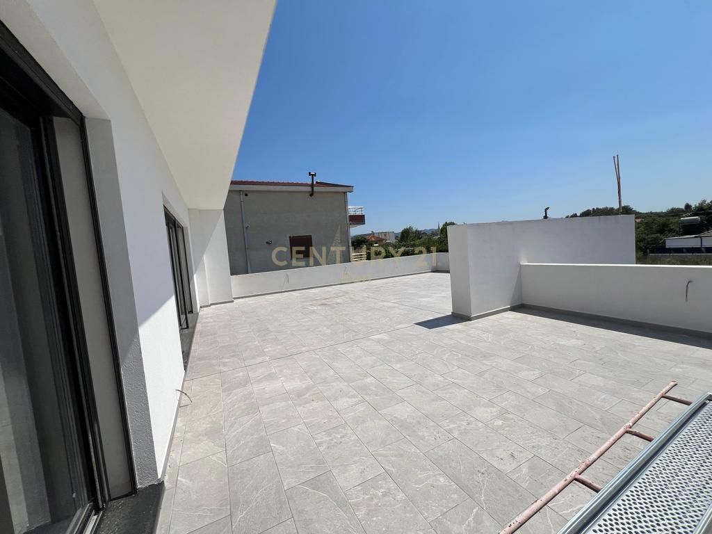 Shitet Vilë në Periferi ,Shijak !