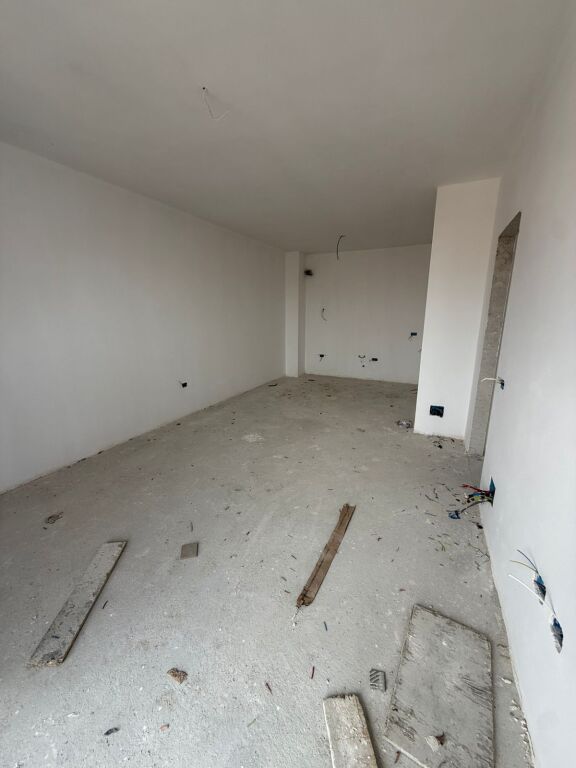 Apartament 1+1 per shitje siper Shkolles se Bashkuar