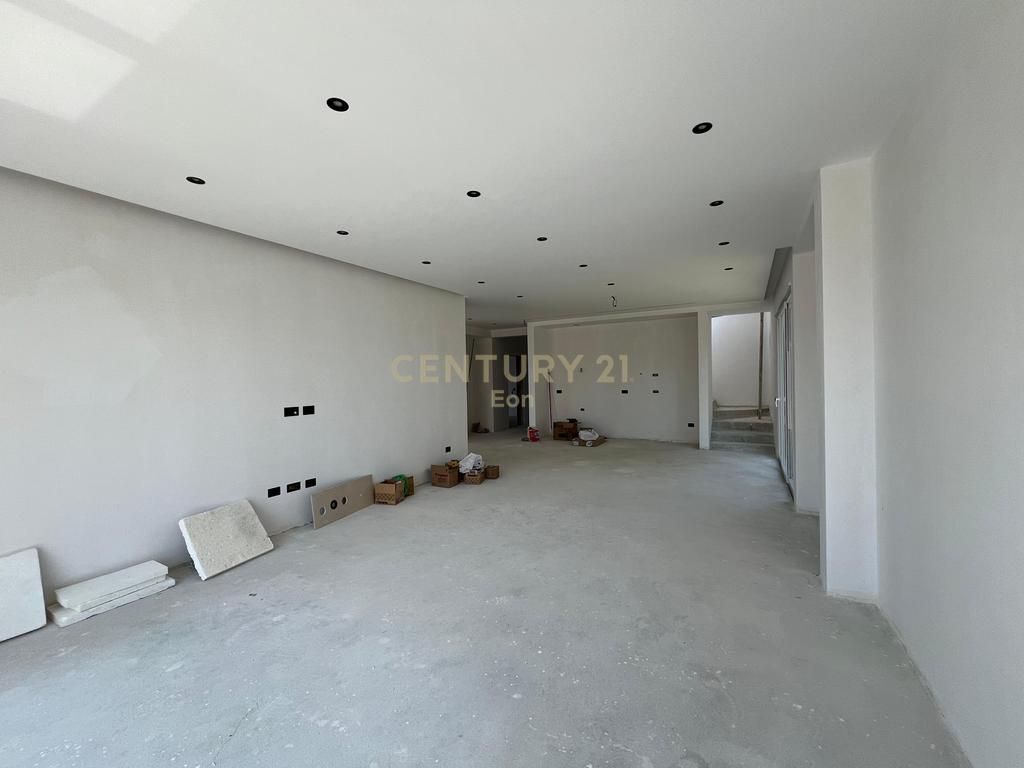 Shitet Vilë në Periferi ,Shijak !