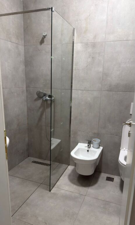 Jepet me qera Apartamenti 2+1, rruga 5 Maj 700  euro  