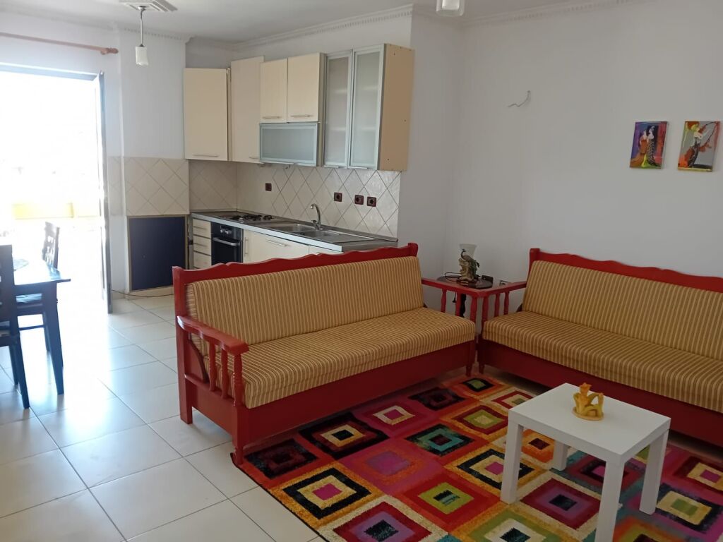 1+1 arredato di fronte a Delijorgji