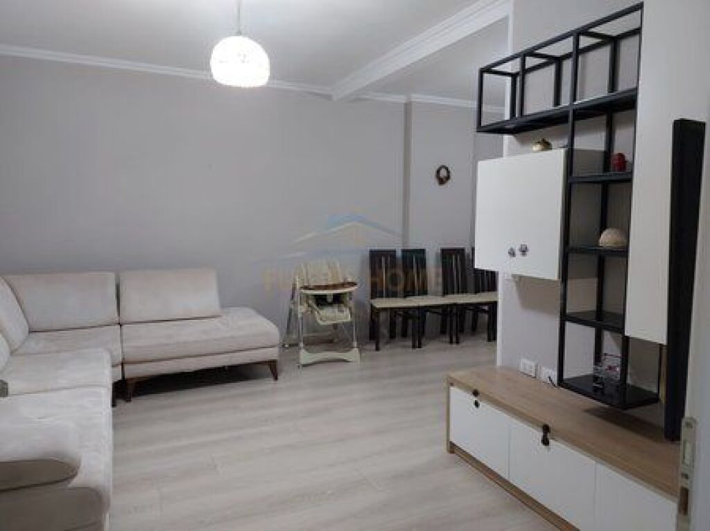Shitet, Apartament 2+1+2, Rruga 5 Maji, Tirane.