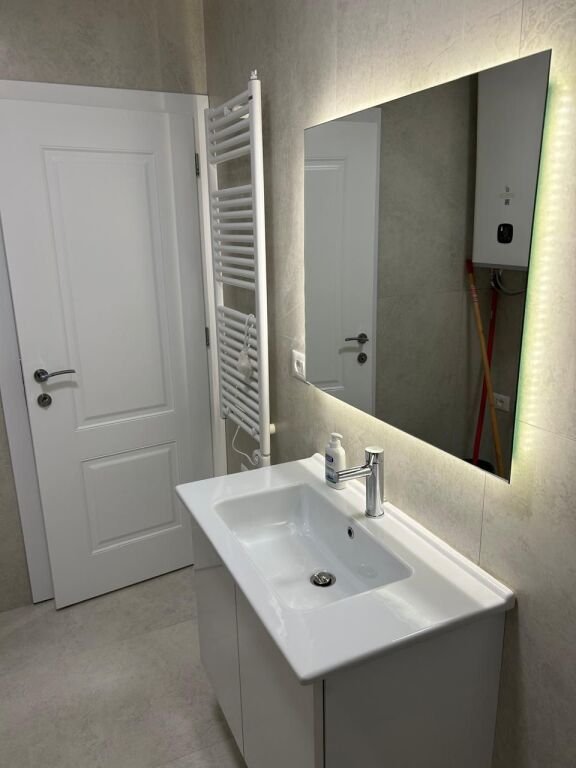 🏢Via Elbasan, vicino all'Istituto di Igiene, si affitta appartamento 1+1 arredato. 55.000 Leke