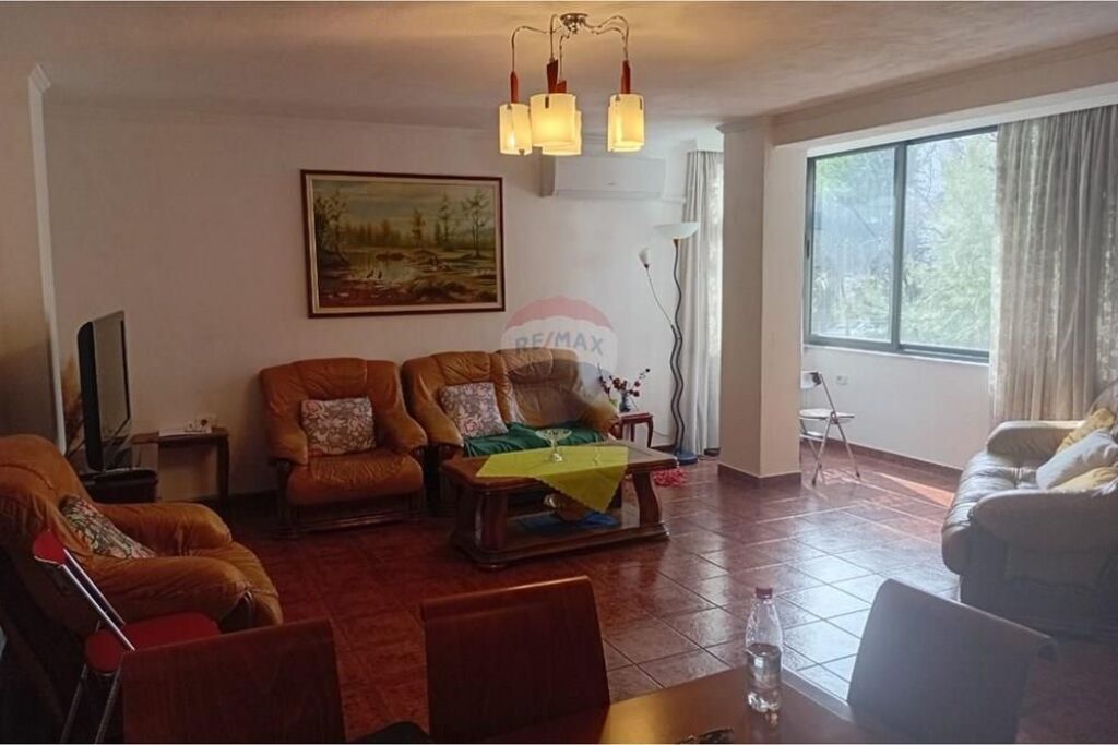 Shitet Apartament 2+1 te Zogu i Zi Shitet apartament 2+1 me siperfaq