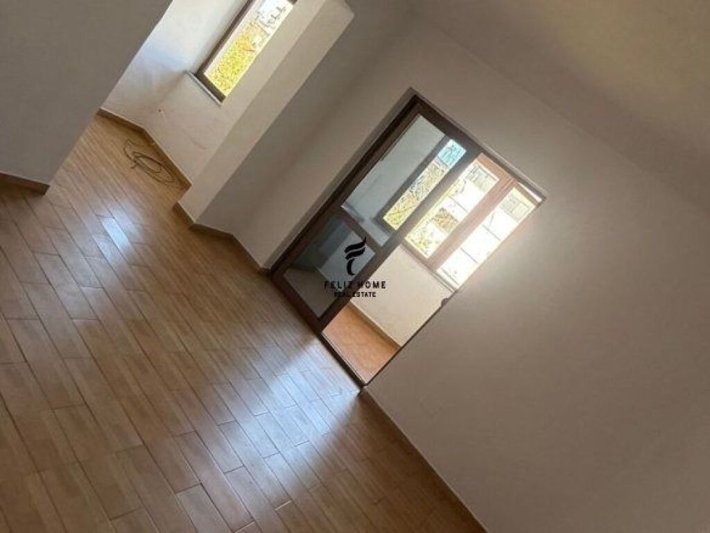 ZYRE ME QERA 62 M2 PAZARI I RI 40.000 LEKE FH-66275