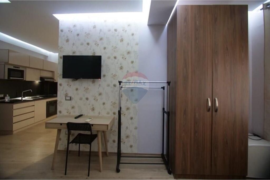 Apartament - Për Qira - Rruga e Barrikadave, Tiranë