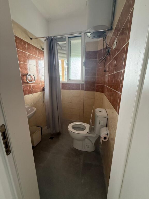 Apartament 2+1 me oborr – 95m² + 10m² verandë + 70m² oborr në Qerret