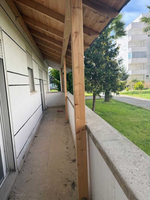 Apartament 2+1 me oborr – 95m² + 10m² verandë + 70m² oborr në Qerret