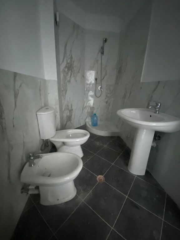 shitet apartament 1+1 ne plazh prane pelikanit!!