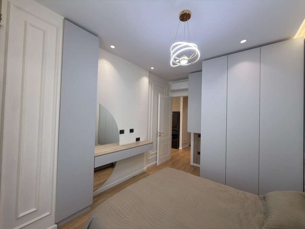 Japim apartament 1+1 me qira te Rruga Faik konica!!