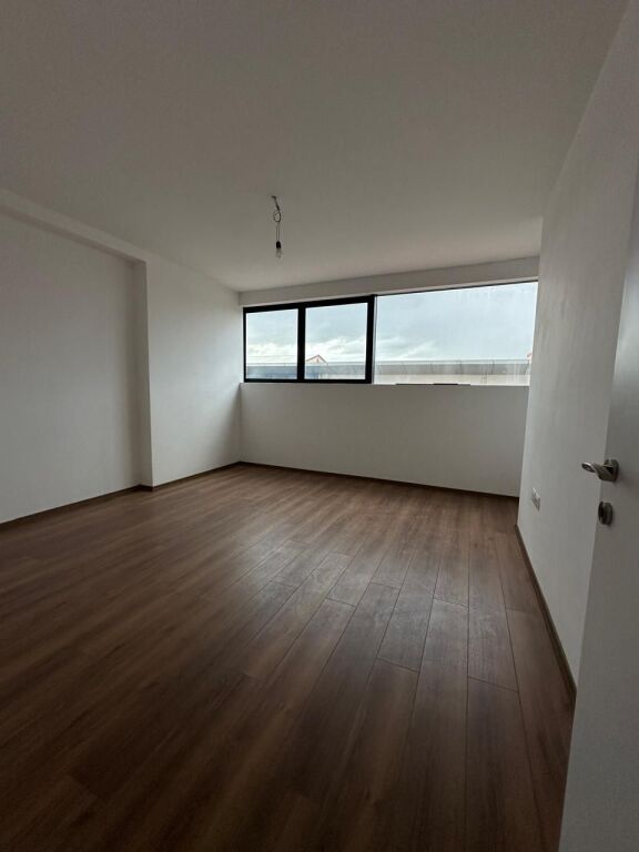 Shitet Apartament 1+1+ballon ne Kinostudio