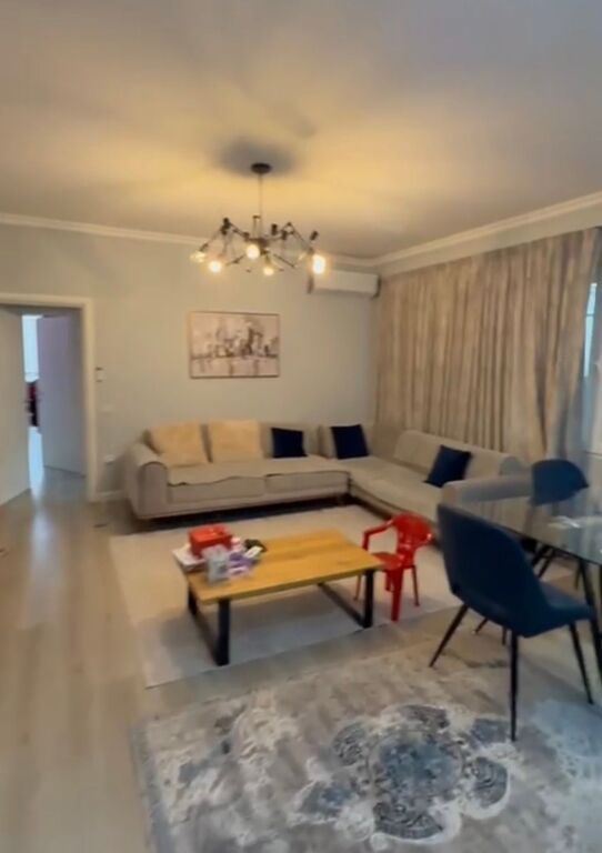 Shitet apartament 2+1 te Pallatet e Tom Doshit në Shkozë!