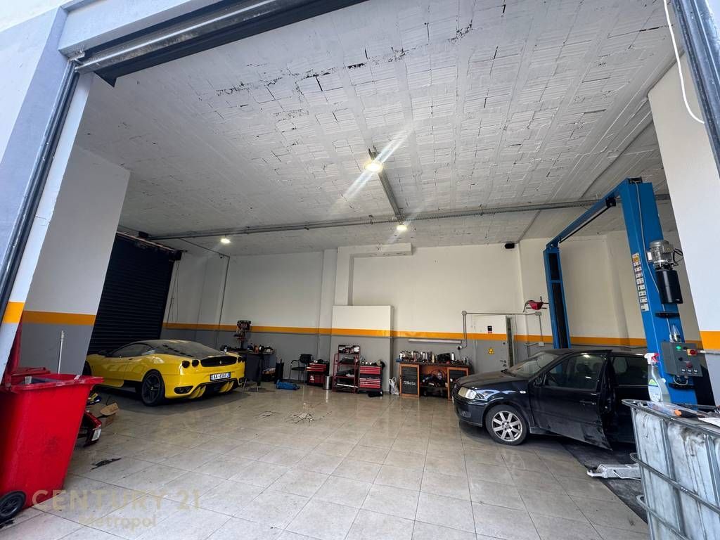 OFFRIAMO IN AFFITTO AMBIENTE AL PIANO TERRA IN VIA SIRI KODRA! 1.900 € /Mese