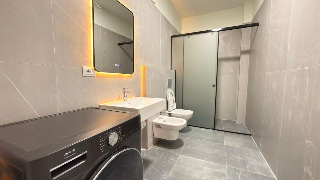 Super apartment with parking space for rent at 5 Maji