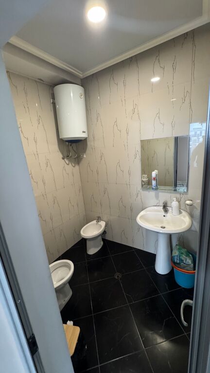 🔥 AMBIENTE COMMERCIALE IN AFFITTO – VICINO AL CENTRO DI TIRANA! 🔥