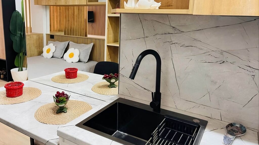 Studio Moderne Me Qera | E Mobiluar Plotësisht