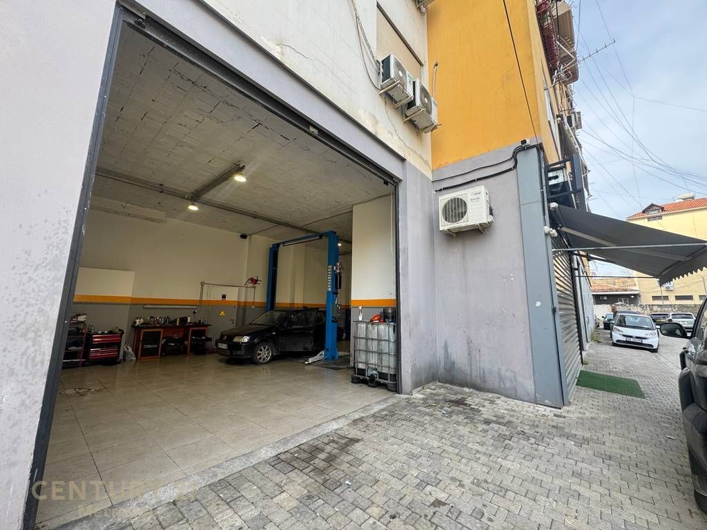 OFFRIAMO IN AFFITTO AMBIENTE AL PIANO TERRA IN VIA SIRI KODRA! 1.900 € /Mese