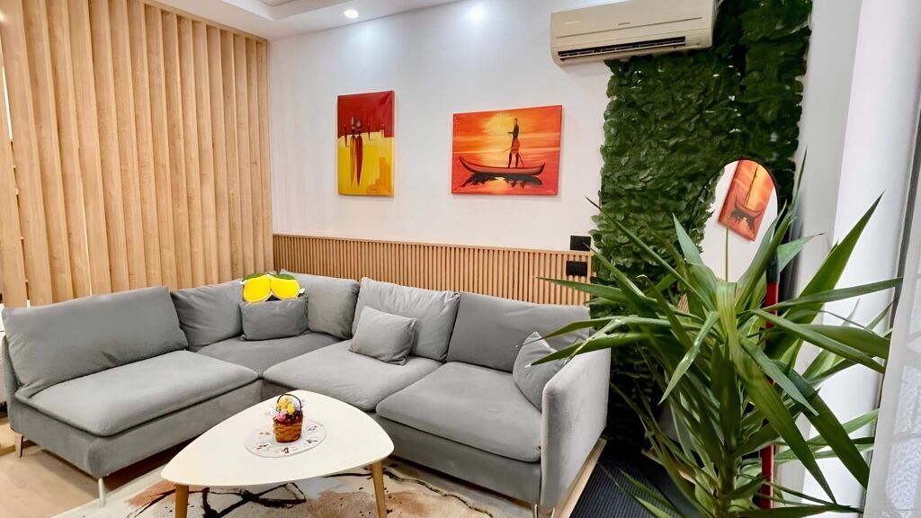 Studio Moderne Me Qera | E Mobiluar Plotësisht