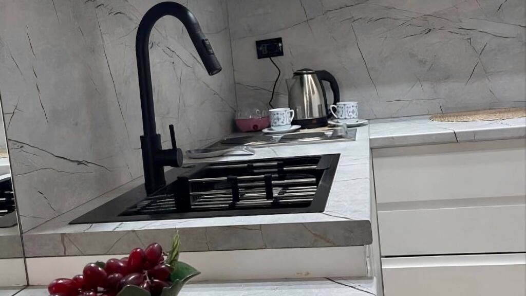 Studio Moderne Me Qera | E Mobiluar Plotësisht