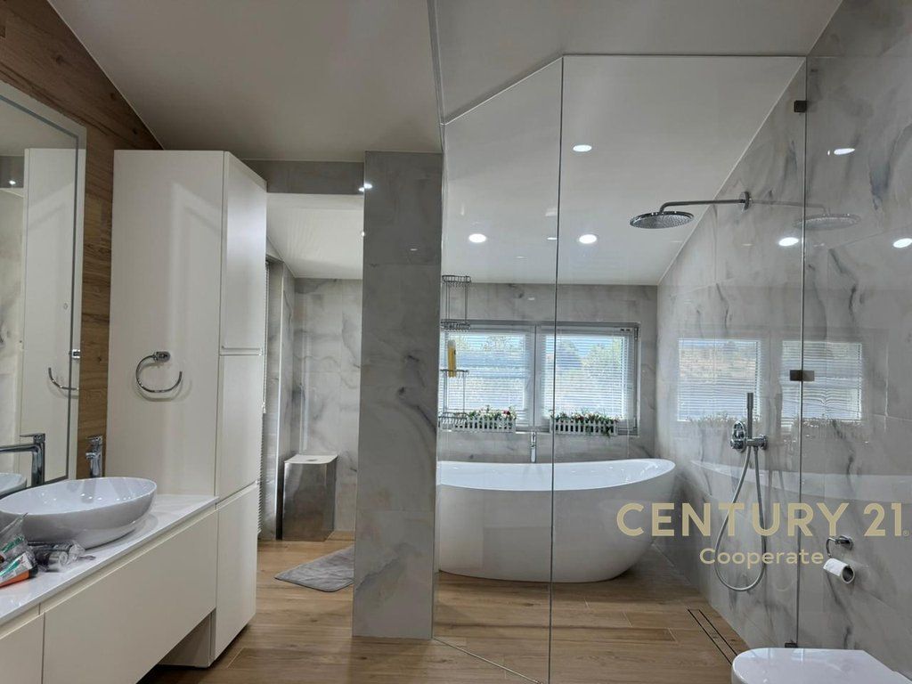 VENDIAMO VILLA DI LUSSO A LONG HILL RESIDENCE 1.600.000 €