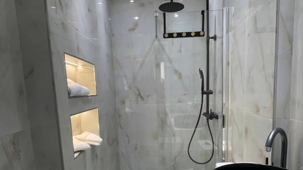 Studio Moderne Me Qera | E Mobiluar Plotësisht