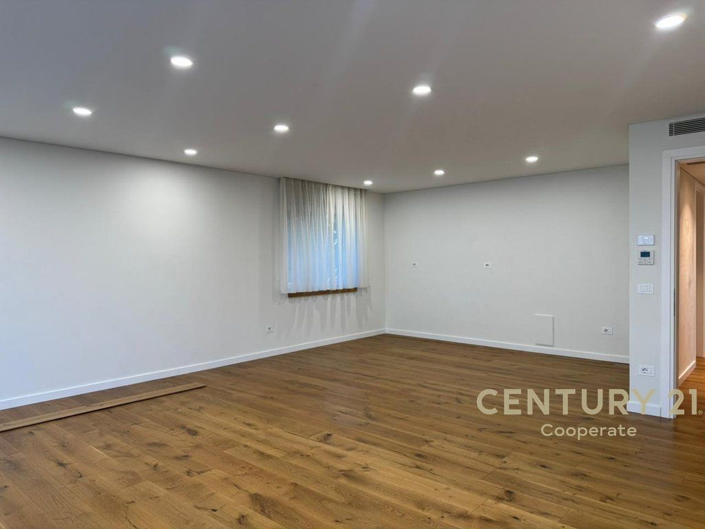 VENDIAMO VILLA DI LUSSO A LONG HILL RESIDENCE 1.600.000 €