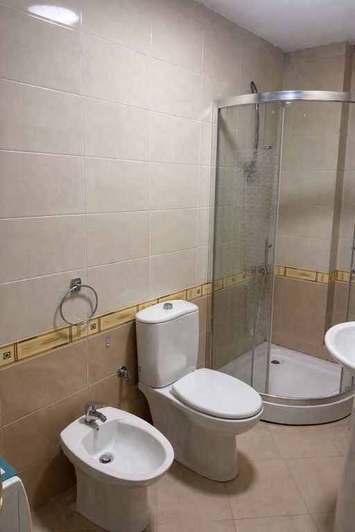 Jepet me qira apartament 2+1+ post parkimi, Liqeni i Thate