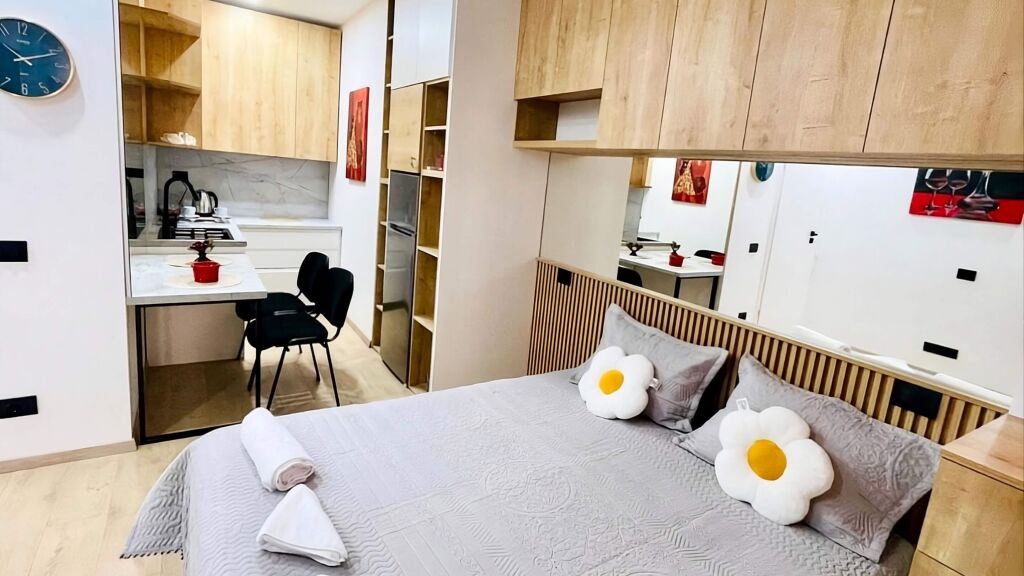 Studio Moderne Me Qera | E Mobiluar Plotësisht