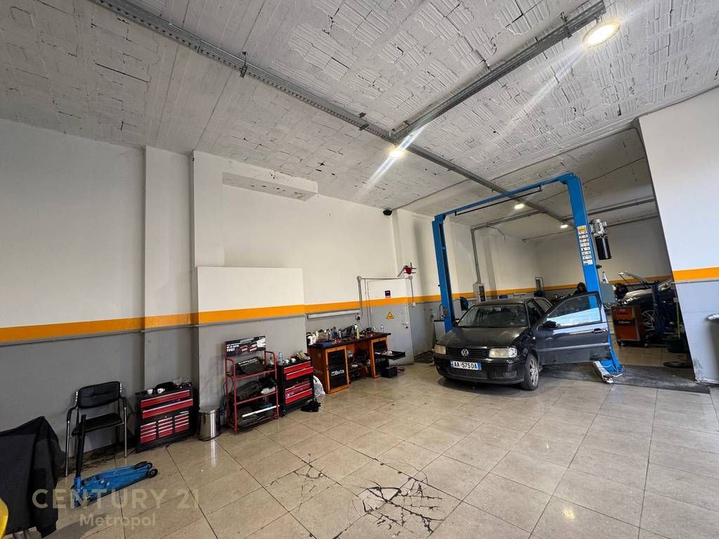 OFFRIAMO IN AFFITTO AMBIENTE AL PIANO TERRA IN VIA SIRI KODRA! 1.900 € /Mese