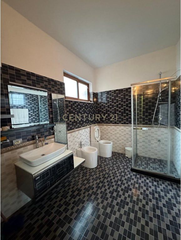 Vilë 3-kateshe për shitje në Dergut, Shkoder 275,000 €