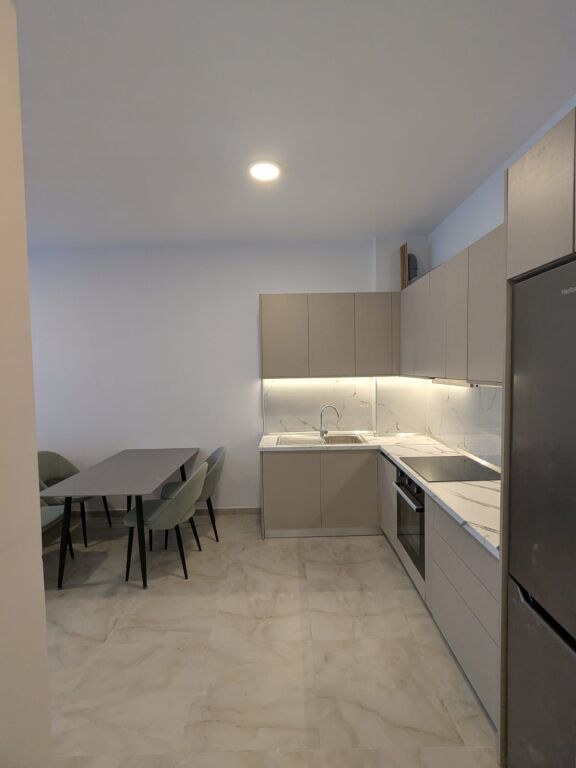 Shitet Apartament 1+1 I mobiluar ne zemer te Orikumit