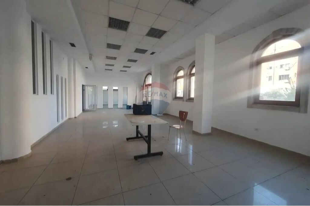 Building - For Rent - Kinostudio Roundabout, Tirana