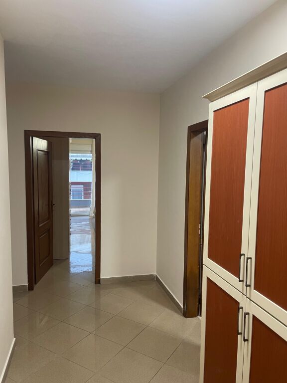 Jepet me qira apartament 2+1+ post parkimi, Liqeni i Thate