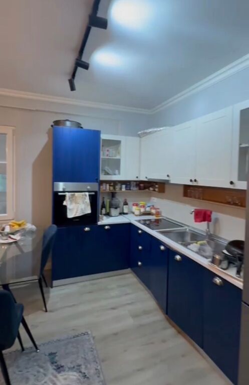 Shitet apartament 2+1 te Pallatet e Tom Doshit në Shkozë!