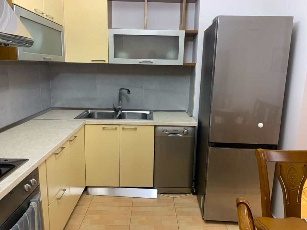 AFFITTASI APPARTAMENTO 2+1+2 AL 21 DHJETORI 800 EURO