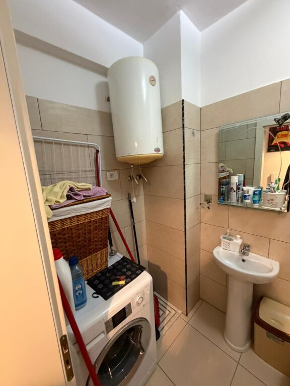 Jepet me qira apartament 1+1 ne spitalle pran Big Marketit!!