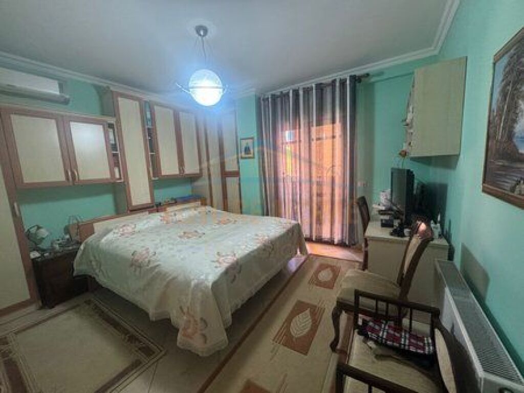 Shitet, Apartament 2+1+2, Komuna e Parisit, Tirane