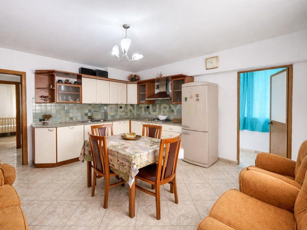 APARTAMENT ME QIRA 2+1 PRANE SPITALIT AMERIKAN , LAGJIA 18 , DURRES !!