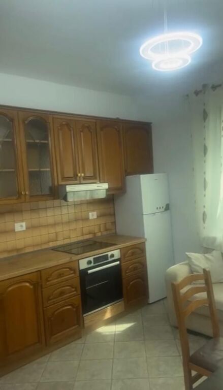 Jepet me qera apartament 2+1+ 2 Ballkon , RRUGA PJETER BUDI, AFER ISH SHKOLLES FLABINA, QYTETIN STUDENTI.