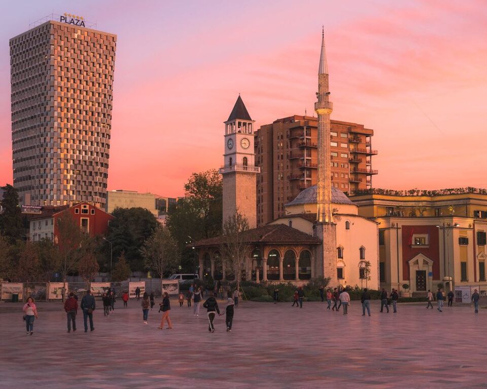 JEPET APARTMENT ME QERA 2+1+BALLKON "ASTIR , JATA MARKET" 45.000 LEKE