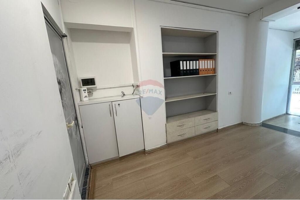 Affittasi negozio fronte strada a M.Shyri