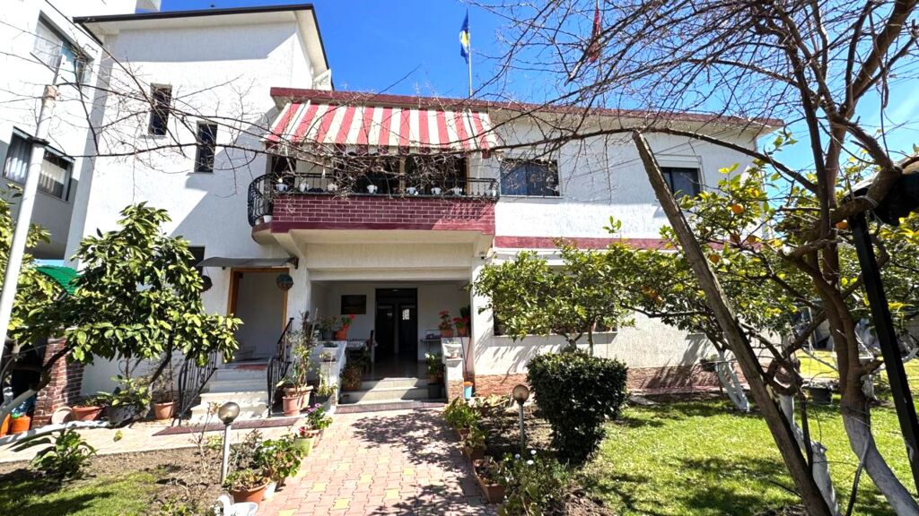 Shitet pronë e madhe rezidenciale 458m² | Kopsht 400m²