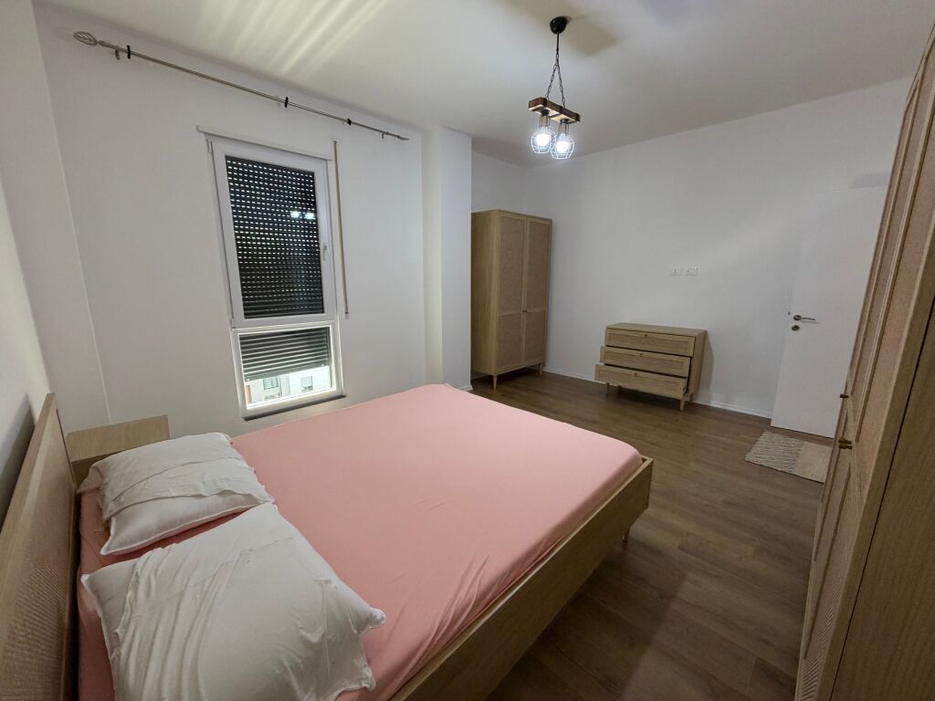 Jepet me qera apartament 1+1 në Don Bosko  • Kati: 9  • Tipologjia: 1+1  • Gjendja: i sapo arreduar  • Zona: Don Bosko  • Çmimi: 600€ / muaj  Apartamenti është i mobiluar në mënyrë moderne dhe gati për banim. Ndodhet në një zonë të aksesueshme dhe të preferuar.  Për më shumë informacion, kontaktoni.