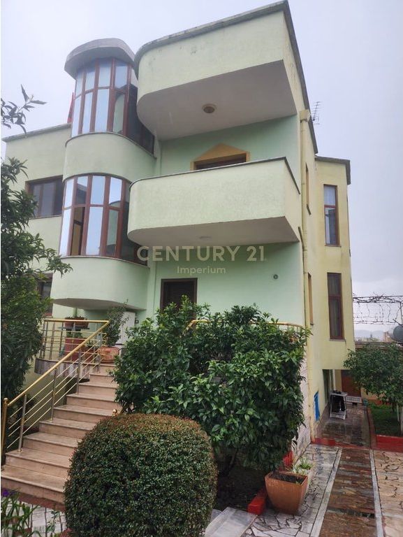 Vilë trekatëshe në zonën e Qytetit Studenti në Tiranë - 640000€ 640,000 €