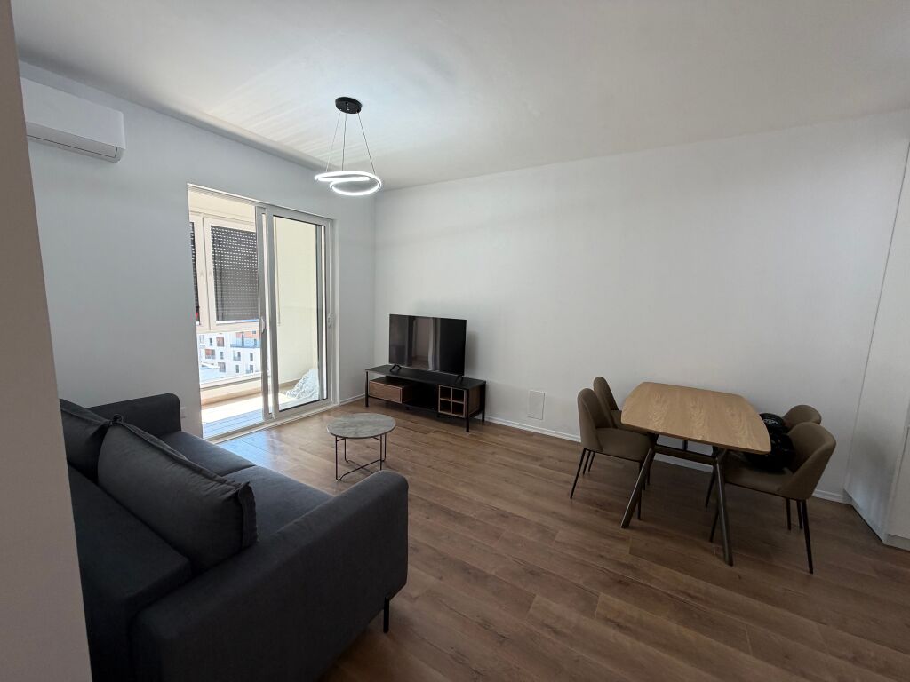 Jepet me qera apartament 1+1 në Don Bosko  • Kati: 9  • Tipologjia: 1+1  • Gjendja: i sapo arreduar  • Zona: Don Bosko  • Çmimi: 600€ / muaj  Apartamenti është i mobiluar në mënyrë moderne dhe gati për banim. Ndodhet në një zonë të aksesueshme dhe të preferuar.  Për më shumë informacion, kontaktoni.